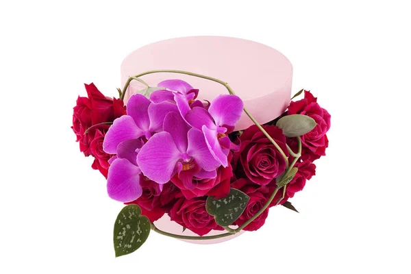 Beyaz arka plan üzerinde yuvarlak standında taze kırmızı gül ile Düğün çiçek aranjmanı