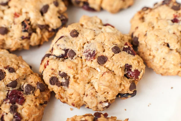 Taze organik ev yapımı kurabiyeler ile çikolata parçaları ve kurutulmuş çilek masada, closeup