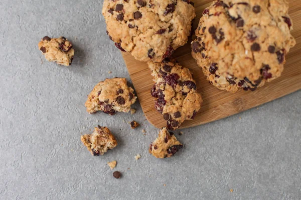 Masada tahta tahta üzerinde çikolata cipsve kurutulmuş çilek ile taze organik ev yapımı kurabiye
