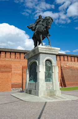 Kolomna, Rusya - 09 Haziran, 2018: kutsal salih Prens Dmitry Donskoy Kolomna Kremlin duvarları, anıt görünümünde Simgesel Yapı