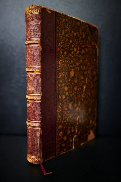 Vecchio Libro Antico Erge Uno Sfondo Scuro Dof Superficiale — Foto Stock