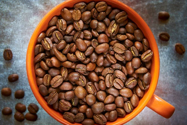 Geroosterde Koffiebonen Een Oranje Beker Een Zilveren Achtergrond Uitzicht Van — Stockfoto