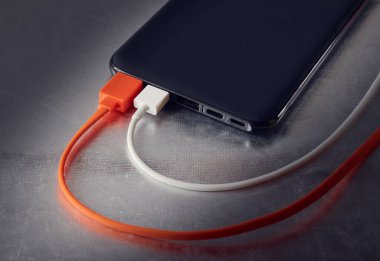 Mobil cihazları şarj etmek için güç bankası ve iki USB kablosu