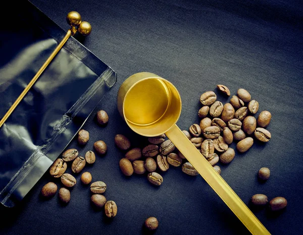 Zwarte Koffiezak Met Gesloten Klem Maatlepel Koffiebonen Gestileerd — Stockfoto