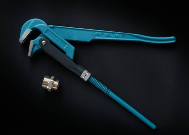 Koyu arkaplandaki esnek hortumlar için ayarlanabilir anahtar ve adaptör