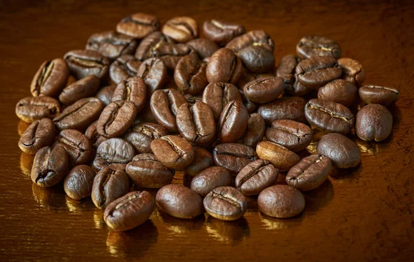 Pachnące Ziarna Kawy Złotym Tle Zbliżenie Płytka Głębia Ostrości — Zdjęcie stockowe