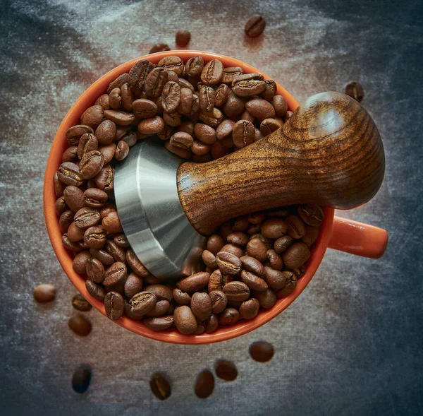 Koffie Sabotage Een Kopje Met Koffiebonen Een Zilveren Achtergrond — Stockfoto