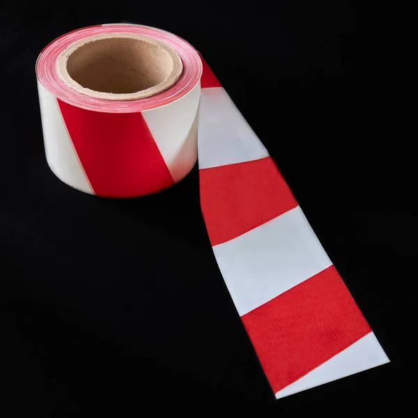 Roll Piros Fehér Figyelmeztető Szalag Ellen Sötét Háttér Sekély Mélysége — Stock Fotó
