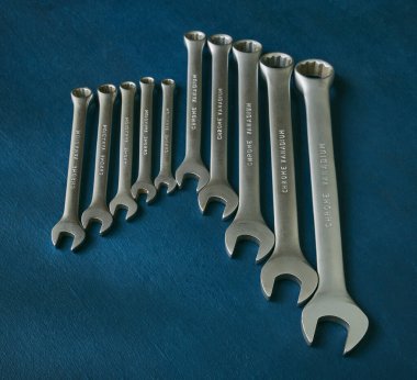 Grunge mavi arkaplanda İngiliz anahtarı koleksiyonu