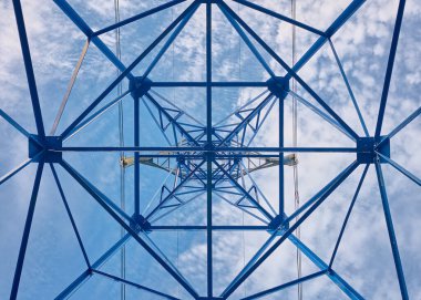 Elektrik endüstrisi ve alt görünüm yüksek voltajlı elektrik hatlarını destekliyor