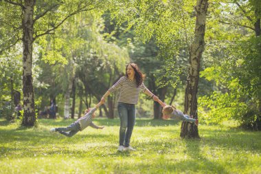 Anne ve eğleniyor ve birlikte ortak Parkta oynayan kızları.