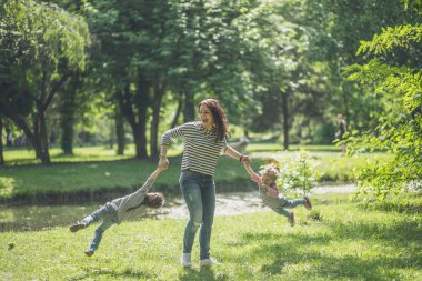 Anne ve eğleniyor ve birlikte ortak Parkta oynayan kızları