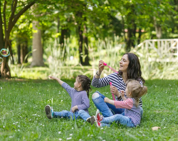 快乐的母亲和女儿在公园里 美的自然风光与家庭户外生活方式 — 图库照片