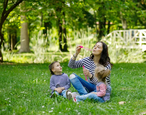 Happy Mother Daughters Park Beauty Nature Scene Family Outdoor Lifestyle — Stock Photo, Image