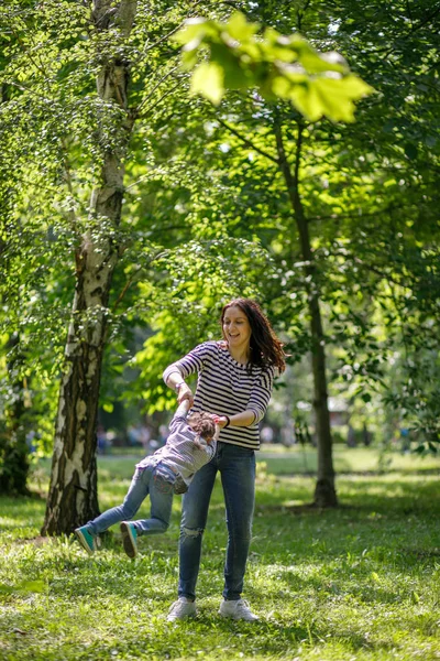 Mother Daughter Having Fun Playing Together Public Park — Stock Photo, Image