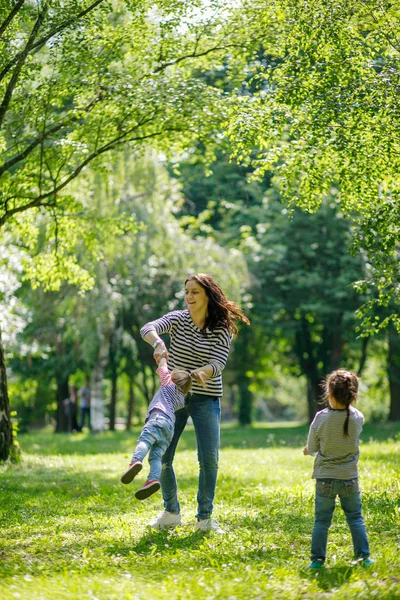 Madre Hijas Divirtiéndose Jugando Juntas Parque Público — Foto de Stock