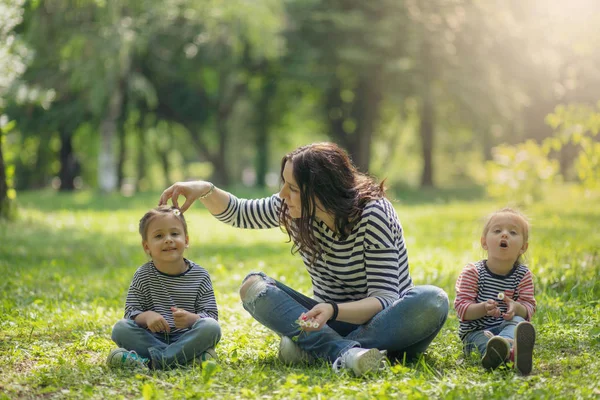 Mother Daughter Having Fun Playing Together Field — Stock Photo, Image