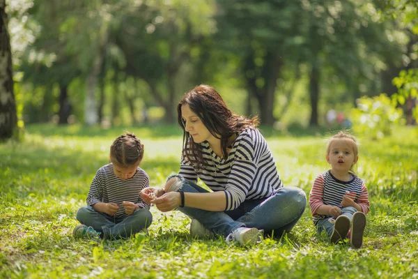 Mother Daughter Having Fun Playing Together Field — Stock Photo, Image