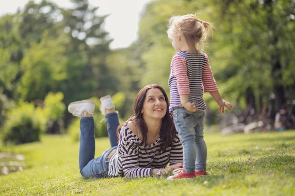 Happy Mother Daughter Park Beauty Nature Scene Family Outdoor Lifestyle — Stock Photo, Image