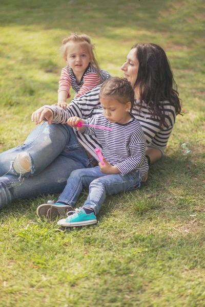 Happy Mother Daughter Park Beauty Nature Scene Family Outdoor Lifestyle — Stock Photo, Image