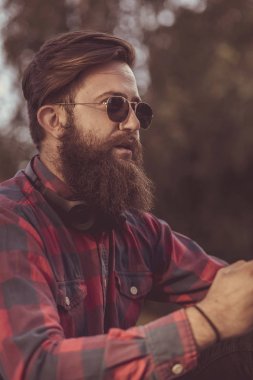 Yakışıklı acımasız sakallı adam yan görünüm portre rahat kıyafetler giymiş