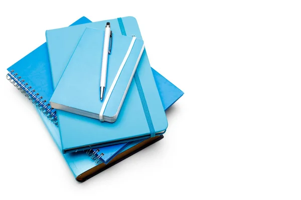 Stos Niebieski Segregatora Książki Notebook Srebrny Ołówek Tle — Zdjęcie stockowe