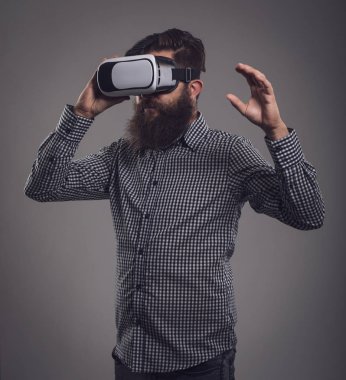 Sanal gerçeklik gözlüğü takan adam. Stüdyo çekimi, gri sırtüstü.