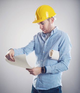 Bir mimar Oluşturucu portresi. çizimleri ile bir kask içinde mühendis.