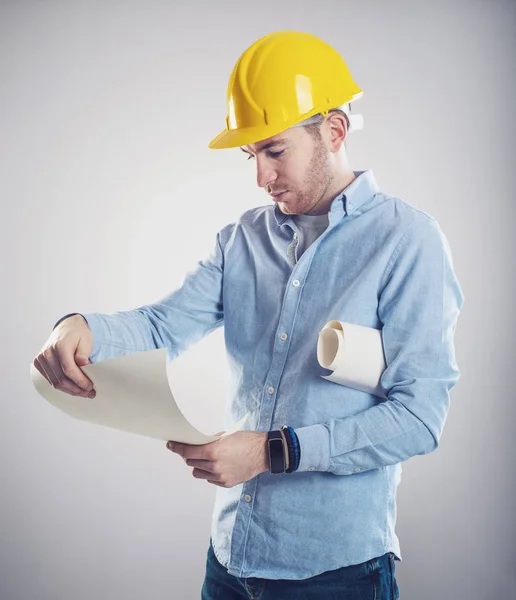 建筑师建设者的肖像 工程师戴着带着图纸的头盔 — 图库照片