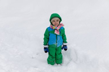Vinter tatile karda oynarken sıcak giysiler çocuk. Kış açık eğlence. Çocuklar oyun karlı Park
