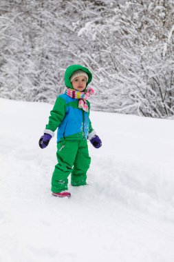 Vinter tatile karda oynarken sıcak giysiler çocuk. Kış açık eğlence. Çocuklar oyun karlı Park