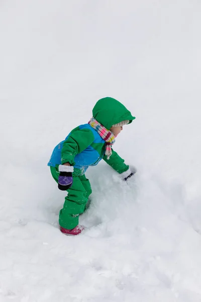 따뜻한 Vinter 휴가에 눈에서 어린이 재미입니다 공원에서 — 스톡 사진