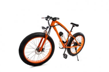 Beyaz arka planda turuncu elektrikli bisiklet. Spor bisiklet