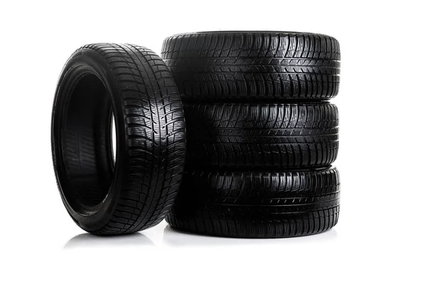 Beyaz izole modern bir sırt ile yepyeni kış araba lastikleri