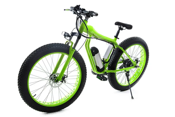 Grön elektrisk cykel på vit bakgrund. Sportcykel — Stockfoto