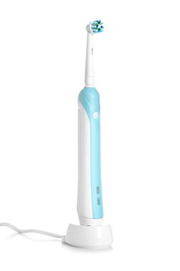 Elektronik diş fırçası beyaz arkaplanda izole edildi