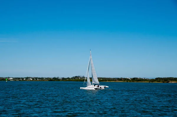Mężczyzna Kobieta Wypływających Łodzi Wielokadłubowych Biały Trimaran Intracoastal Wodnych Florida — Zdjęcie stockowe
