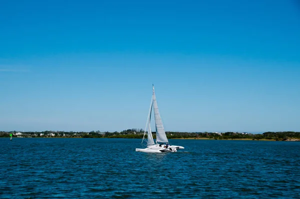 Чоловік Жінка Плавання Білим Trimaran Multihull Вітрильник Фарватерах Intracoastal Штаті — стокове фото