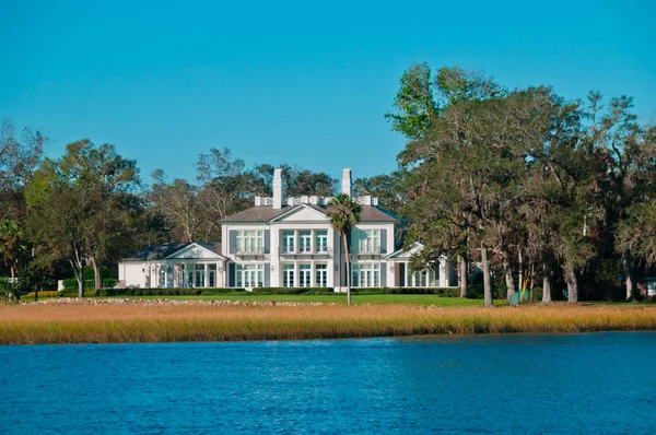 Çağdaş bir tarzda konak veya Intracoastal suyolu, ICW, Florida boyunca büyük ev. Oda güzel mavi su veya mavi gökyüzü malikâne çevreleyen kopya alanı için