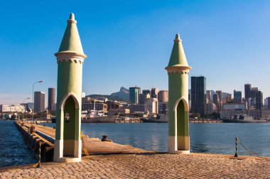 Küçük Gotik mimari koni kuleleri mali Adası ile beton Pier önde gelen Rio de Janeiro şehrine giriş kapısı
