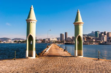 Küçük Gotik mimari koni kuleleri mali Adası ile beton Pier önde gelen Rio de Janeiro şehrine giriş kapısı