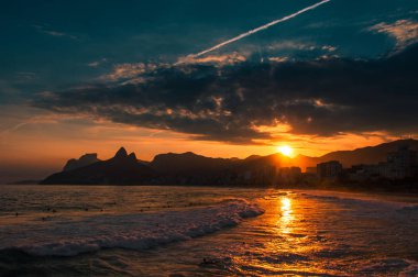 Ipanema Plajı ve dağlarına Arpoador Rock Rio de Janeiro ufukta görünümü günbatımı