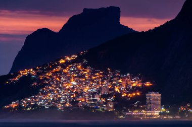 Vidigal Favela ışıklar ve dağ gece, Rio de Janeiro ısmarlayarak 