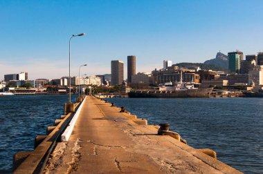 Eski beton Pier doğru Rio de Janeiro şehir şehir merkezinde