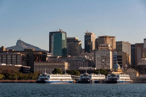 Rio de Janeiro şehir şehir merkezinde ile Corcovado dağ içinde geçmiş ve yolcu feribot teknelerle Guanabara Körfezi manzarası