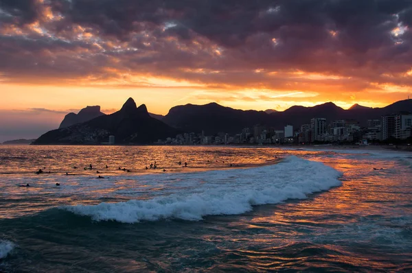 Ipanema Plajı ve dağlarına Arpoador Rock Rio de Janeiro ufukta görünümü günbatımı
