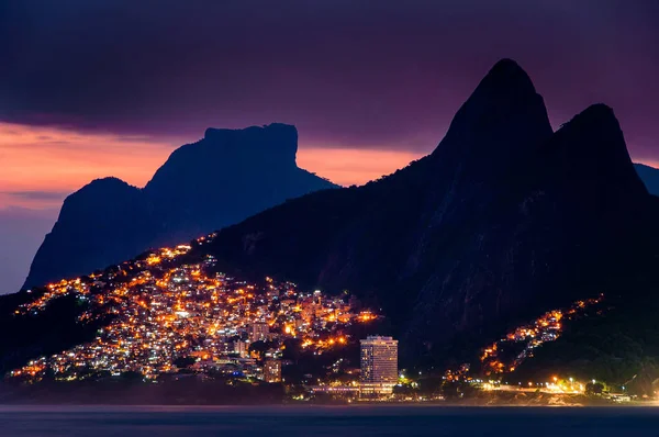 Vidigal Favela ışıklar ve dağ gece, Rio de Janeiro ısmarlayarak 