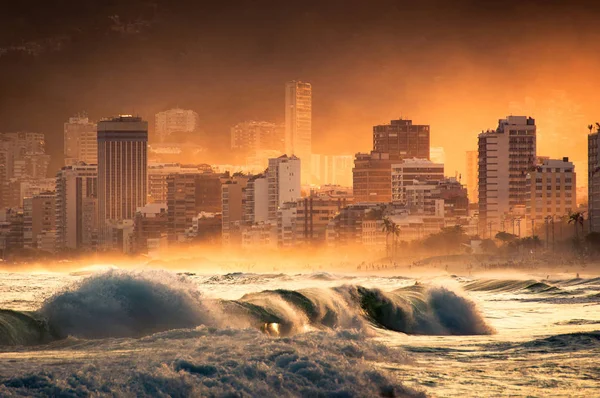 Ipanema Plajı Binalar Ile Okyanus Çiseleme Hava Güçlü Dalgalar Dramatik — Stok fotoğraf