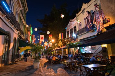 Rio de Janeiro, Brezilya - 20 Haziran 2018: ünlü Lavradio street Dünya Kupası 2018 sırasında ülke bayrakları ile dekore edilmiş.