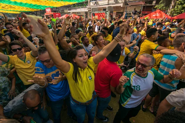 祝う勝利コスタリカ 2018 Fifa ワールド カップで リオデジャネイロ ブラジル 2018 ブラジルのファンします — ストック写真